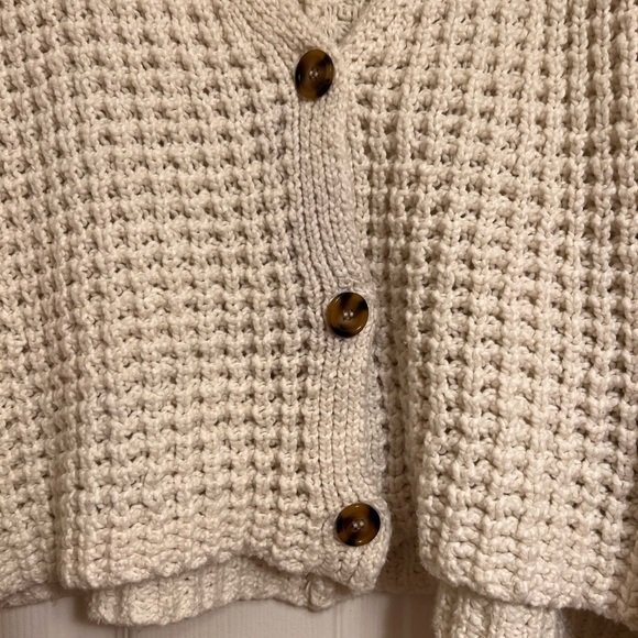 Cropped button up sweater 🤍 - Picture 2 of 4